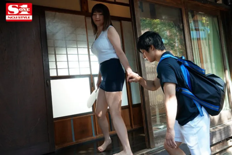 Anh chàng dâm đãng chuối khi nhìn trộm em họ ngoại tình với chồng